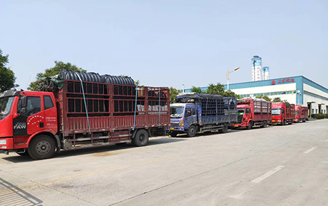 加快新農(nóng)村旱廁改造，六車三格化糞池集中發(fā)貨