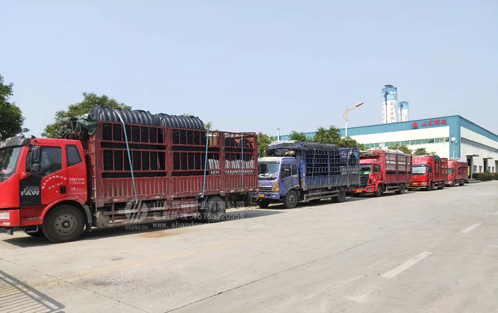 加快新農(nóng)村旱廁改造，六車三格化糞池集中發(fā)貨