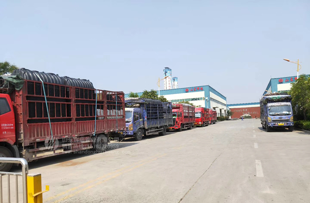加快新農(nóng)村旱廁改造，六車三格化糞池集中發(fā)貨